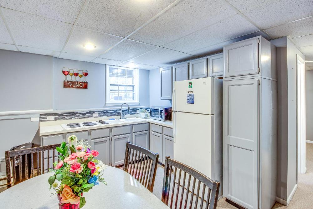 Shawnee Vacation Rental about 11 Mi to Kansas City!